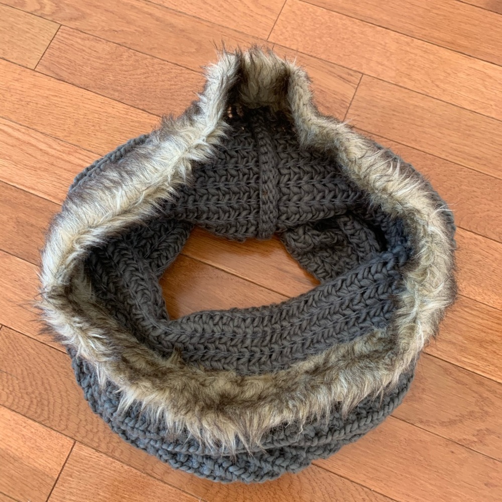 Gray knitted and faux fur scarf